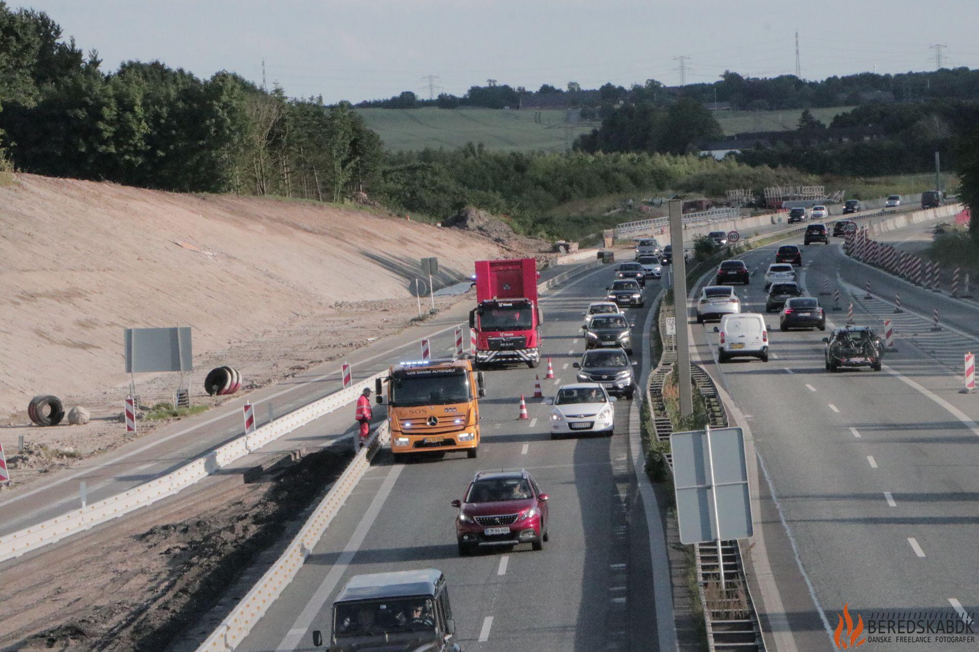 29/06-24 Trafikulykke ved Aarhus Vest: Bil rammer autoværn på E45