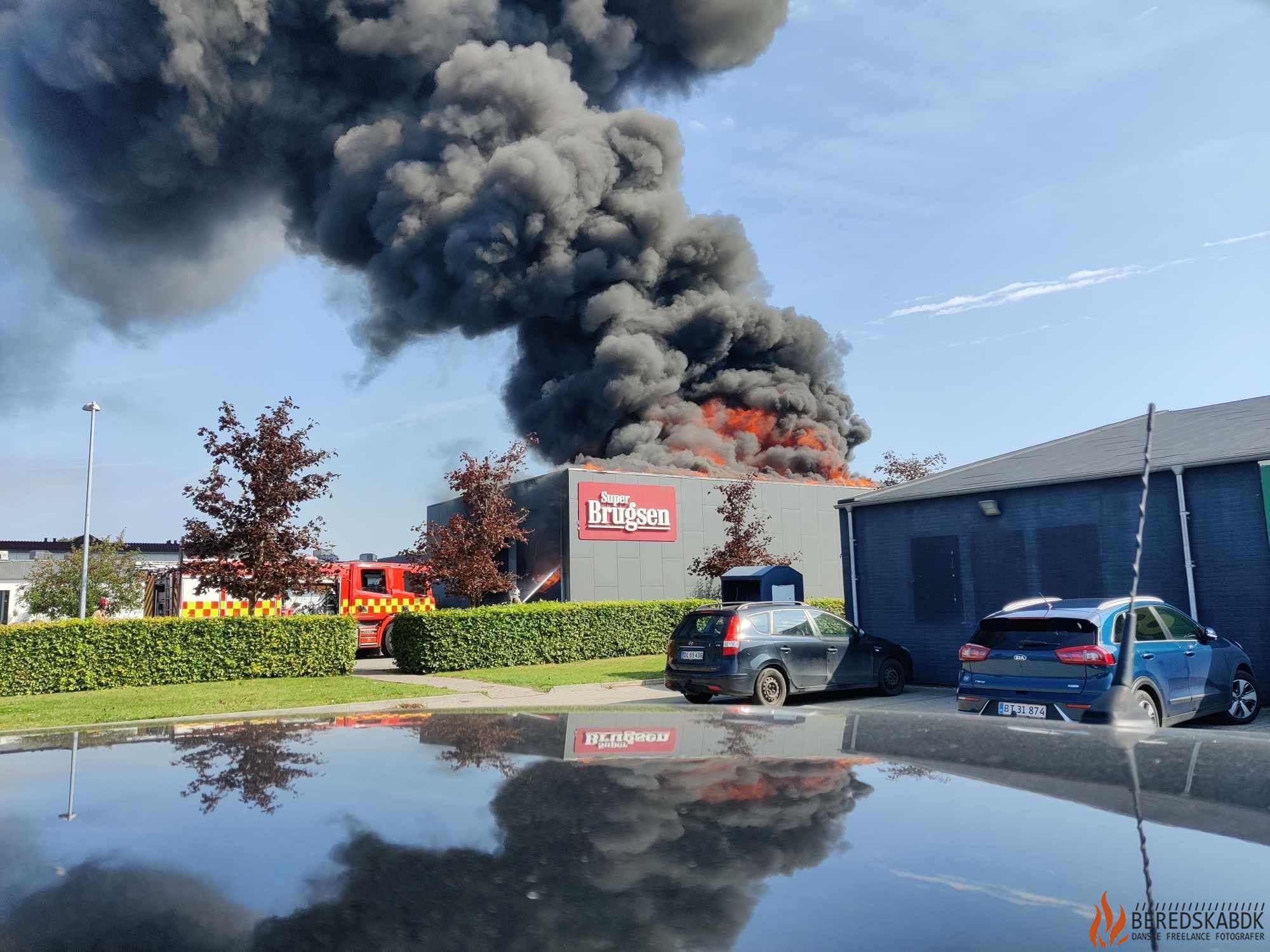 29/08-24 Storbrand i Galten: Østjyllands Brandvæsen Indsætter Syv Stationer