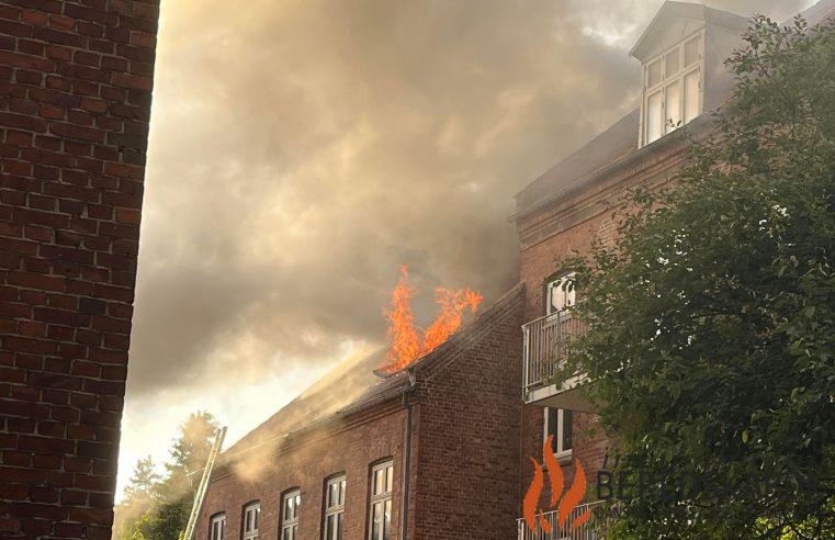 02/08-24 Randers: Flammer ud af tagvindue