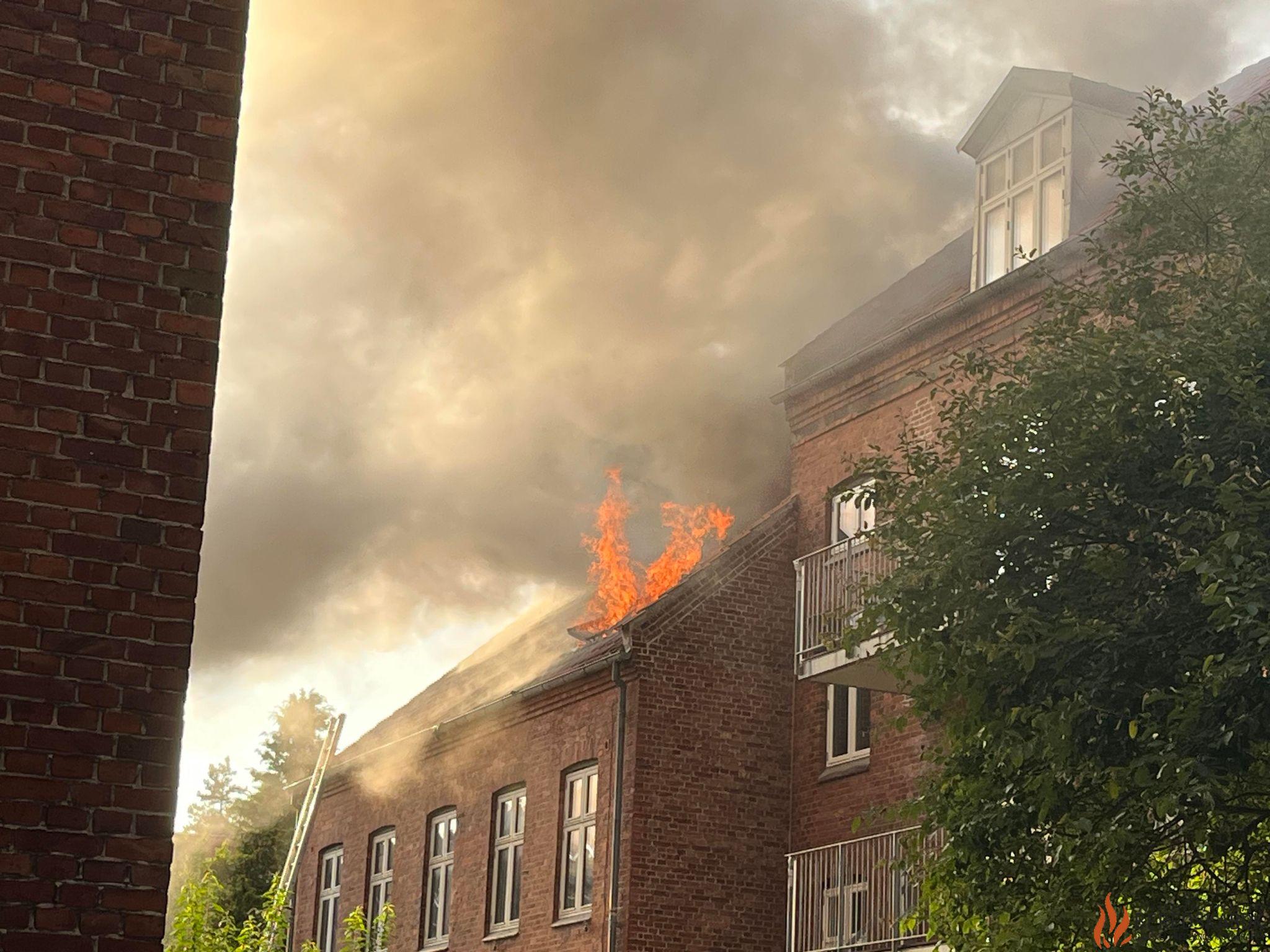 02/08-24 Randers: Flammer ud af tagvindue