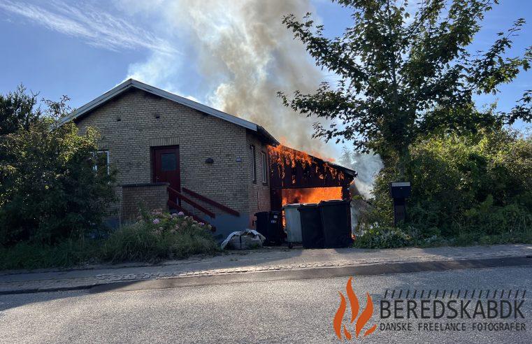 31/08-24 Aarhus: Garage i flammer op ad hus i Mejlby