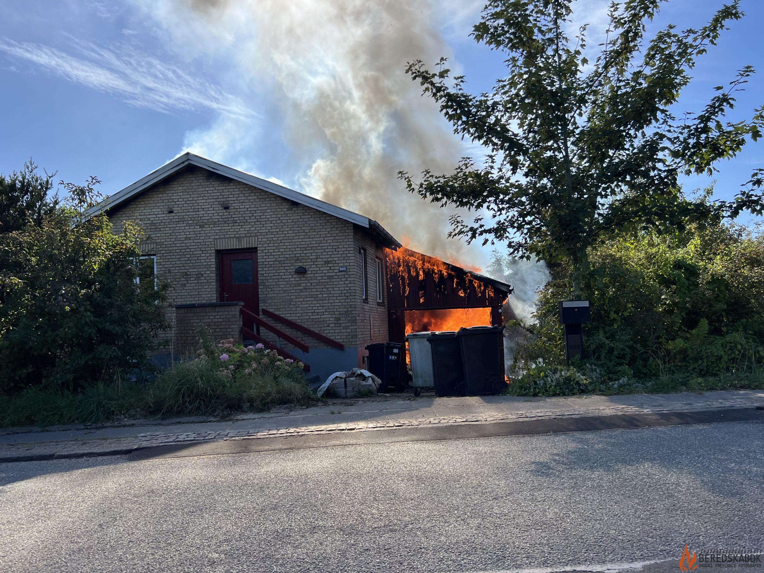 31/08-24 Aarhus: Garage i flammer op ad hus i Mejlby