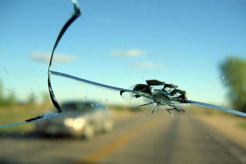 4 Dangers Driving With Cracked Windscreen