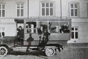 Hvordan en Daimler Kraftpostbus fra Königlich Bayerische Post endte som sommerhus i Søndervig...