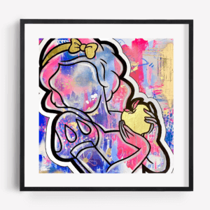 Limitierter Kunstdruck ‚AWAKENING‘ – Mixed-Media-Kunstwerk von Beyond Signature, stilisierte Schneewittchen-Figur mit goldenem Apfel und lebendigen Rosa- und Blautönen.