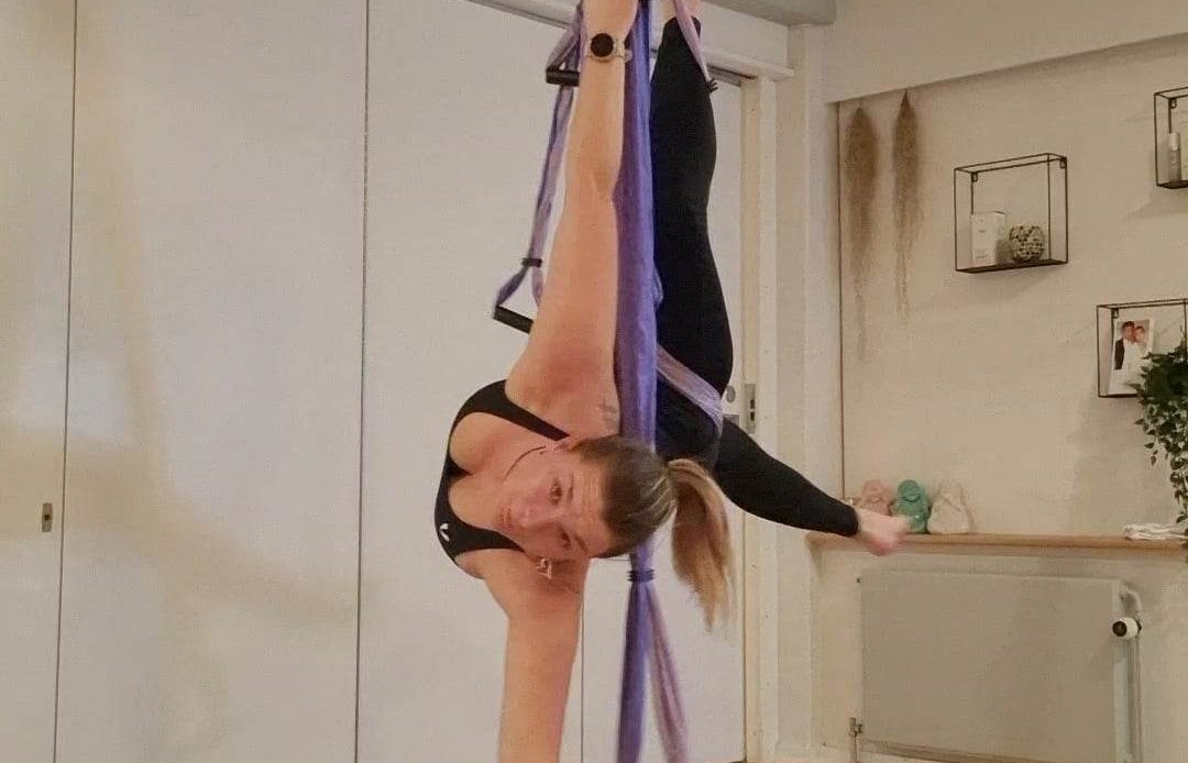 trapeze yoga - i slynger fra loftet areal yoga hvor man hænger og laver træningsøvelserne