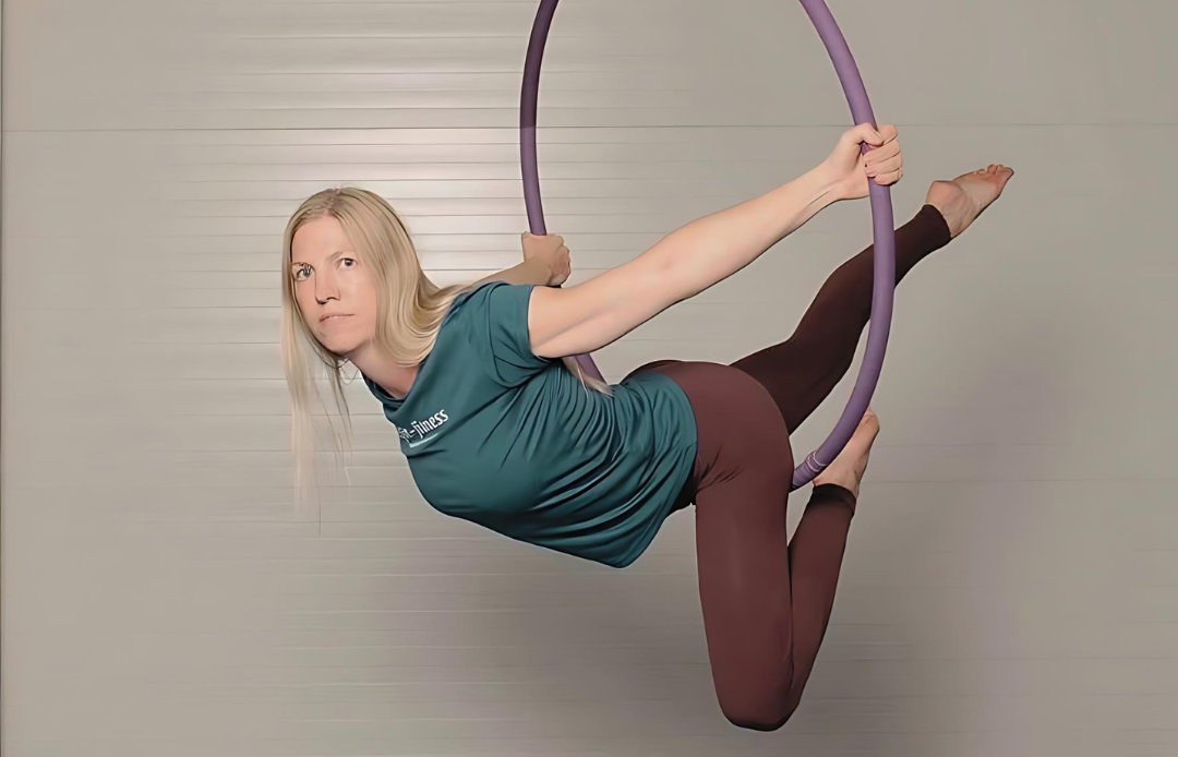 Aerial hoop er træning inspireret fra cirkus og akrobatikkens verden. træning i en svævende ring.