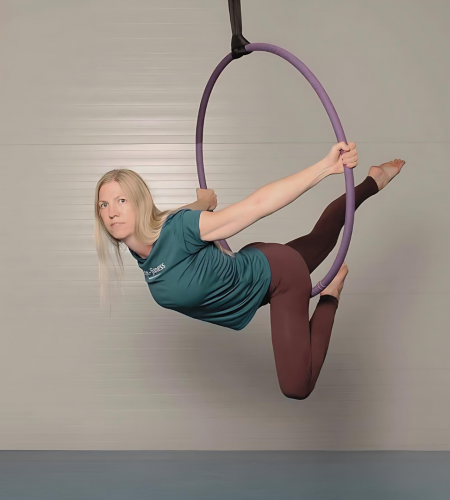 Aerial hoop er træning inspireret fra cirkus og akrobatikkens verden. træning i en svævende ring.