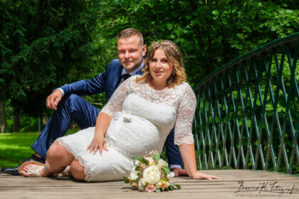 Hochzeitsfotografenmit Brautpaar auf Brücke