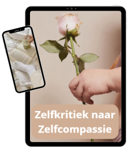 Vrouw met roos voor zichzelf in ondergoed, om haar zelfkritiek naar zelfcompassie te symboliseren.