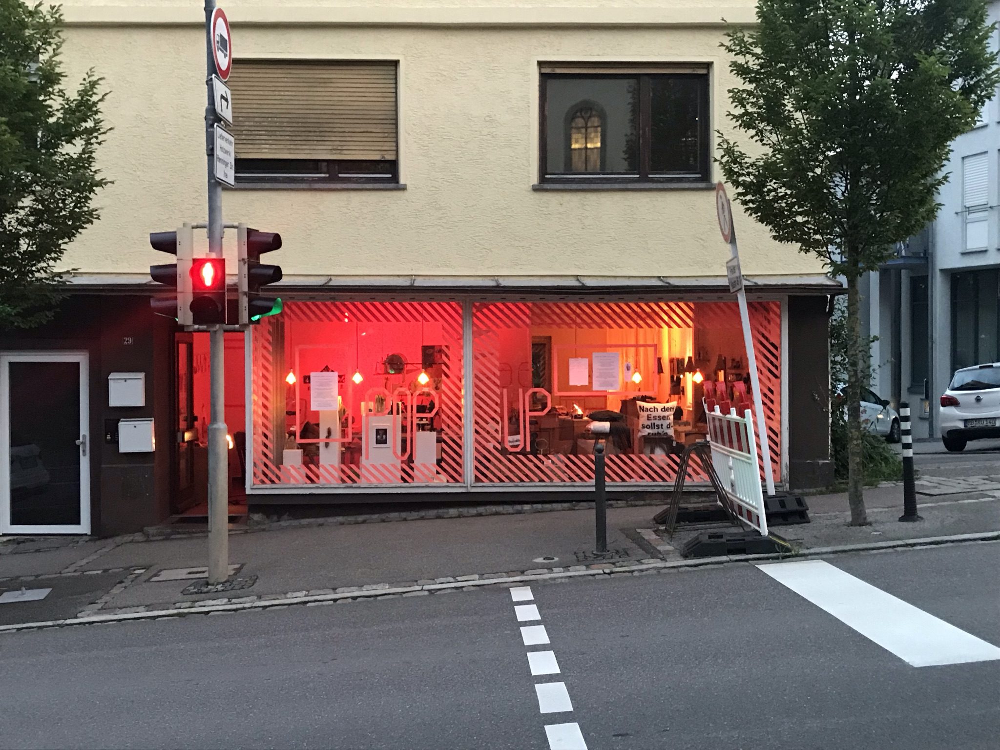 popup-store-rutesheim_alarmstuferot_rotes-Schaufenster_rotangeleuchtet