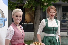 Vroni Ettstaller und Sarah Jäger (re.), Vorstellung  der Bayerischen Bierkönigin am Bierbrunnen in München 2021