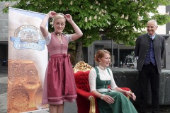 Vroni Ettstaller und  Sarah Jäger (re.), Vorstellung  der Bayerischen Bierkönigin am Bierbrunnen in München 2021