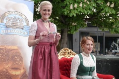 Vroni Ettstaller und Sarah Jäger (re.), Vorstellung  der Bayerischen Bierkönigin am Bierbrunnen in München 2021