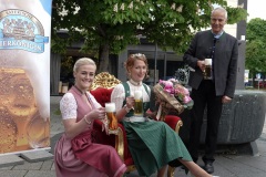 Vroni Ettstaller, Sarah Jäger, Dr. Michael Möller (von li. nach re.), Vorstellung  der Bayerischen Bierkönigin am Bierbrunnen in München 2021