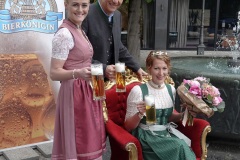 Vroni Ettstaller, Dr. Michael Möller, Sarah Jäger (von li. nach re.), Vorstellung  der Bayerischen Bierkönigin am Bierbrunnen in München 2021