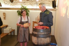 Mona Sommer und Martin Zuber, Anzapftraining für die Bayerische Bierkönigin im Mühlfeldbräu in Bad Tölz 2023