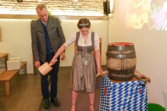 Mona Sommer und  Martin Zuber, Anzapftraining für die Bayerische Bierkönigin im Mühlfeldbräu in Bad Tölz 2023