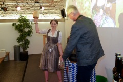 Mona Sommer und  Martin Zuber, Anzapftraining für die Bayerische Bierkönigin im Mühlfeldbräu in Bad Tölz 2023