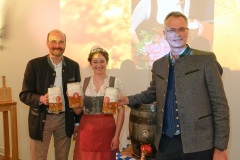 Dr. Lothar Ebbertz, Mona Sommer, Martin Zuber (von li. nach re.), Anzapftraining für die Bayerische Bierkönigin im Mühlfeldbräu in Bad Tölz 2023