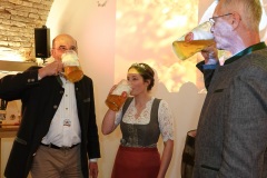 Dr. Lothar Ebbertz, Mona Sommer, Martin Zuber 8von li. nach re.), Anzapftraining für die Bayerische Bierkönigin im Mühlfeldbräu in Bad Tölz 2023