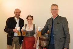 Dr. Lothar Ebbertz, Mona Sommer, Martin Zuber, Anzapftraining für die Bayerische Bierkönigin im Mühlfeldbräu in Bad Tölz 2023