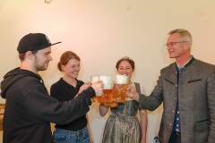 Lisa Ilg, Mona Sommer, Martin Zuber (von li. nac re.), Anzapftraining für die Bayerische Bierkönigin im Mühlfeldbräu in Bad Tölz 2023