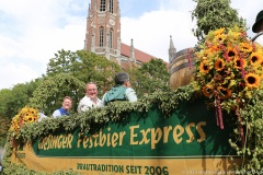 Dr. Bernhard Pillep (li.), Stefen Marx (Mitte), 18 Jahre Giesinger Bräu mit Prachtgespann vom Werk 2 in Milbertshofen nach Giesing 2023