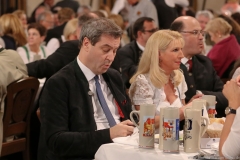 Markus Söder (li.), Maibockanstich im Hofbräuhaus in München 2019