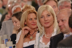 Silja Schrank- Steinberg und Ulrike Scharf (re.), Maibockanstich im Hofbräuhaus in München 2019