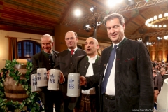 Dr. Michael Möller, Albert Füracker, Django Asül, Markus Söder (von li. nach re.), Maibockanstich im Hofbräuhaus in München 2019