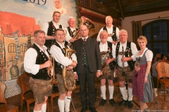 Tanngrindler Musikanten und Albert Füracker (Mitte), Maibockanstich im Hofbräuhaus in München 2019