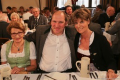 Christl, Thomas  und Janina Roiderer (von li. nach re.), Maibockanstich im Hofbräuhaus in München 2019