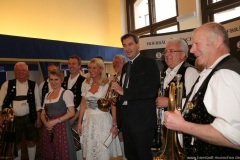 Tanngrindler Musikanten mit Karin und Markus Söder (Mitte), Maibockanstich im Hofbräuhaus in München 2019