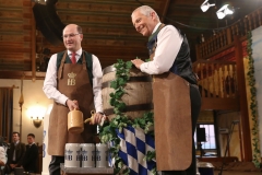 Albert Füracker und Dr. Michael Möller (re.), Maibockanstich im Hofbräuhaus in München 2019