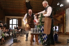 Albert Füracker und Dr. Michael Möller (re.), Maibockanstich im Hofbräuhaus in München 2019