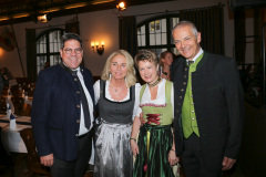 Barbara Sperger (2. von li.),  Irmgard und Dr. Michael Möller (re.)