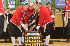 Schäfflertanz am Münchner Brauertag am Odeonsplatz in München 2019