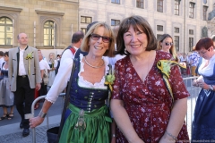 Conny Brauer und Petra Reiter (re.), Münchner Brauertag am Odeonsplatz in München am 29.6.2019