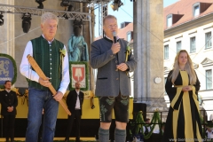 Dieter Reiter, Andreas Steinfatt, Viktoria Oster ( von  li. nach re.), Münchner Brauertag am Odeonsplatz in München am 29.6.2019