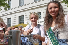 Johanna Seiler und Kathi Maier (re.), Tag des Bieres am Bierbrunnen Ecke Oskar-von-Miller-Straße/Briennerstraße in München 2019