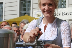 Johanna Seiler, Tag des Bieres am Bierbrunnen Ecke Oskar-von-Miller-Straße/Briennerstraße in München 2019