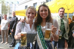 Johanna Seiler und Kathi Maier (re,), Tag des Bieres am Bierbrunnen Ecke Oskar-von-Miller-Straße/Briennerstraße in München 2019