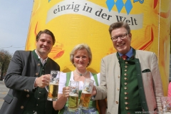 Angela Inselkammer (Mitte), Georg Schneider (re.), Tag des Bieres am Bierbrunnen Ecke Oskar-von-Miller-Straße/Briennerstraße in München 2019