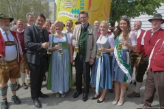 Angela Inselkammer (2. von li.), Gerog Schneider (Mitte), Johanna Seiler (2. von re.), Kathi Maier (re.), Tag des Bieres am Bierbrunnen Ecke Oskar-von-Miller-Straße/Briennerstraße in München 2019