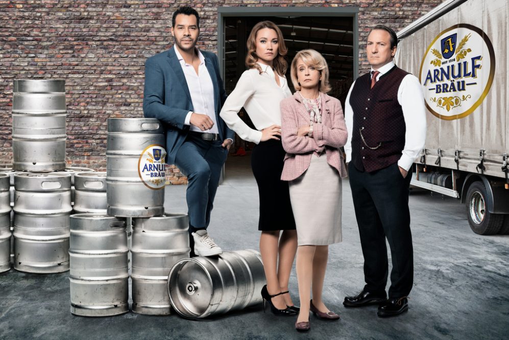 Die Hauptdarsteller bei Bier Royal: Dan Dawson (Michael Klammer), Vicky Dawson (Lisa Maria Potthoff), Gisela Hofstetter (Gisela Schneeberger), Dr. Erich Maxelhuber (Robert Palfrader) Quelle Foto ZDF, Mathias Bothor