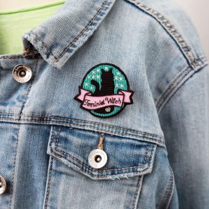 broche "feminist witch"