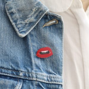 pin's bouche féministe