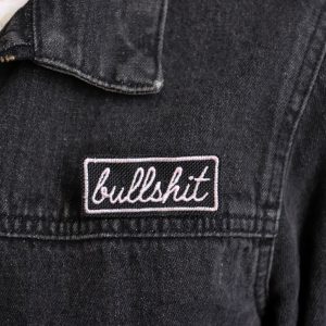 broche "bullshit"