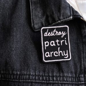 broche "destroy patriarchy"